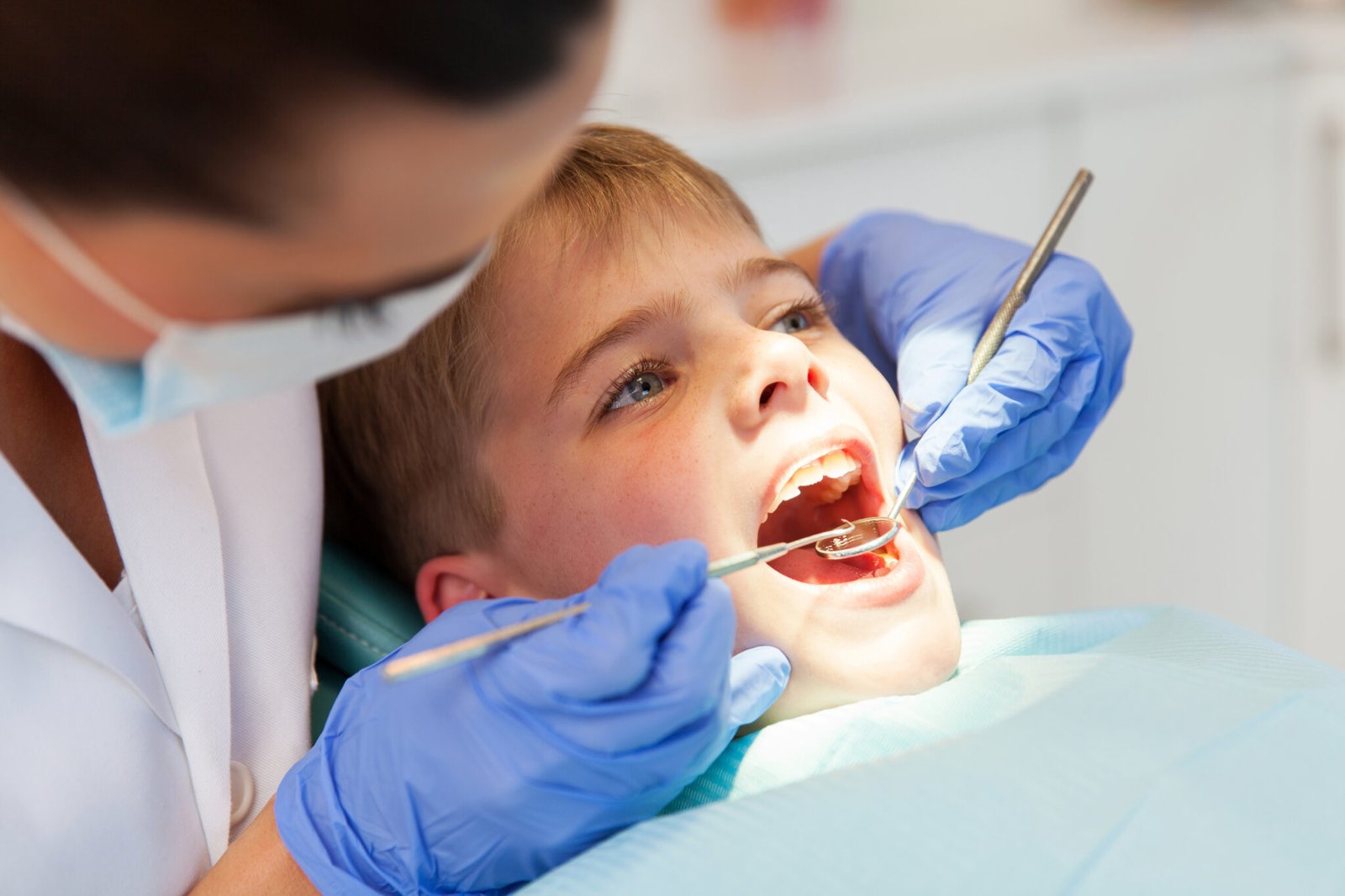 How to Maintain Oral Hygiene Between Visits at a Dental Clinic in Dubai